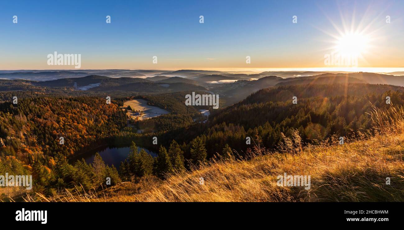Feldsee vom Feldberg bei Sonnenaufgang gesehen Stockfoto