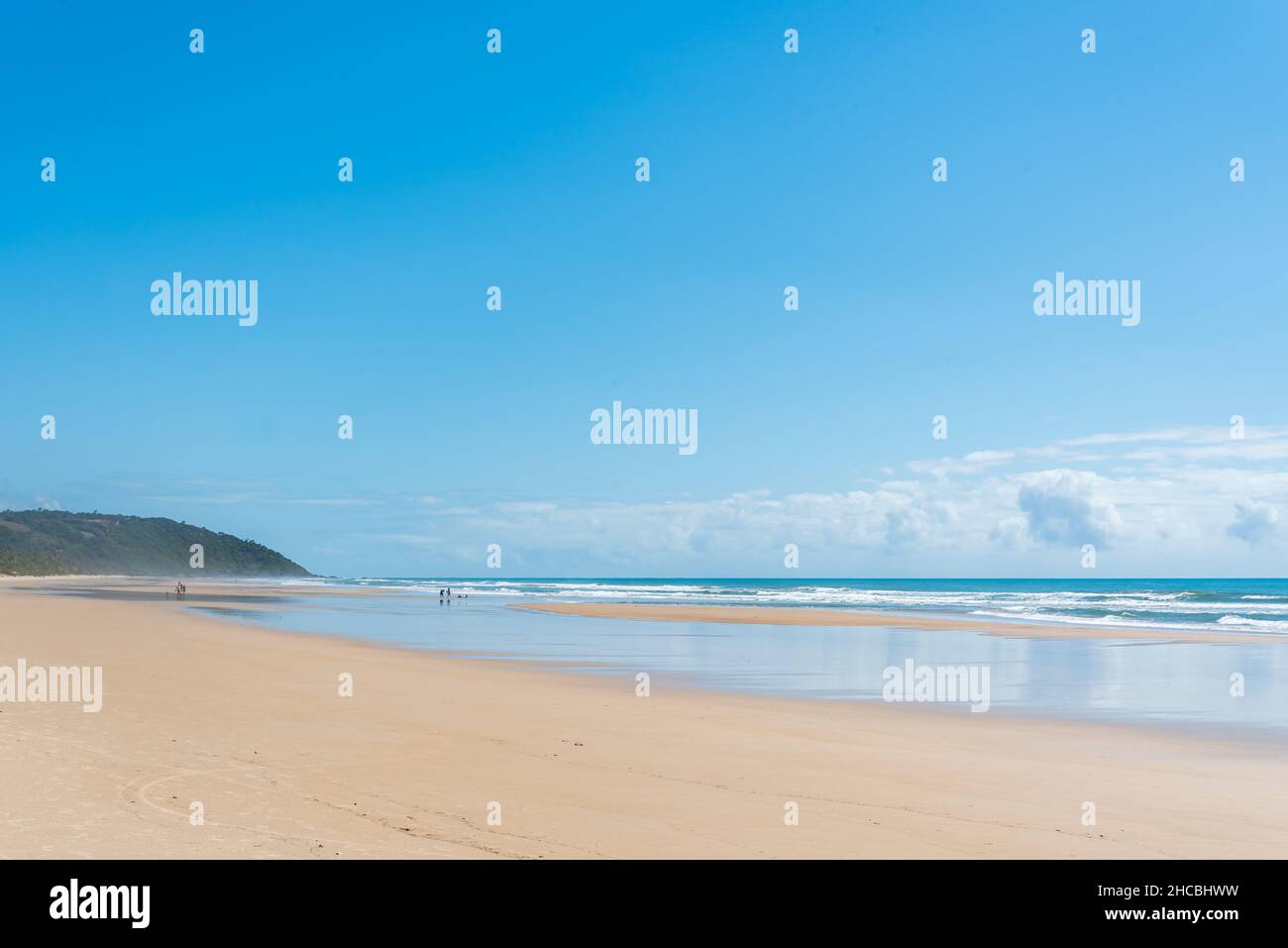 Sonniger Tag am Wüstenstrand an der Nordostküste Brasiliens Stockfoto