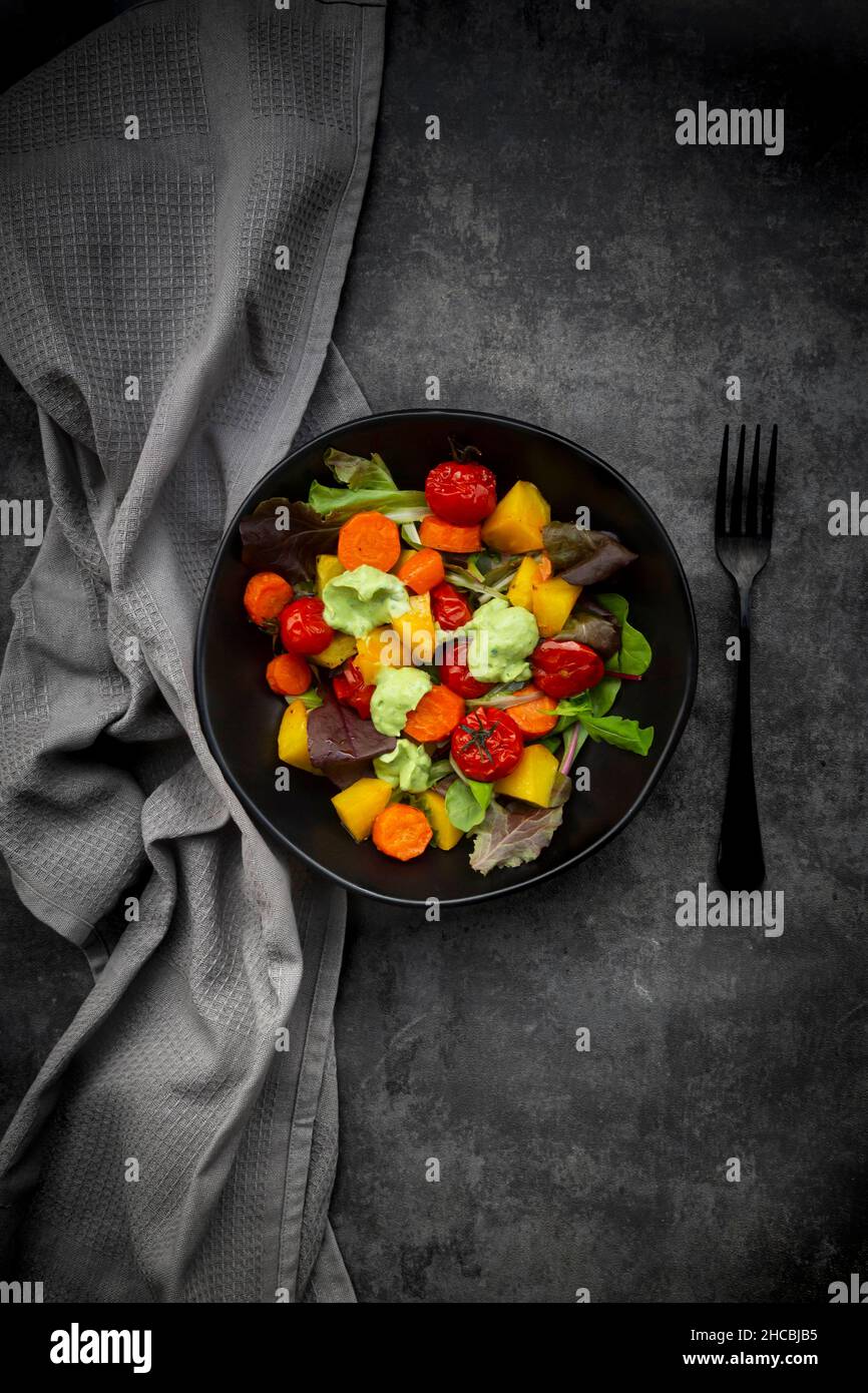 Studioaufnahme einer Schüssel mit veganem Salat mit gebackenem Gemüse Stockfoto