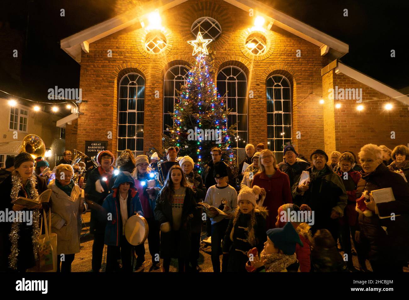 Carol Sänger vor dem Rathaus Great Bardfield Braintree Essex Stockfoto