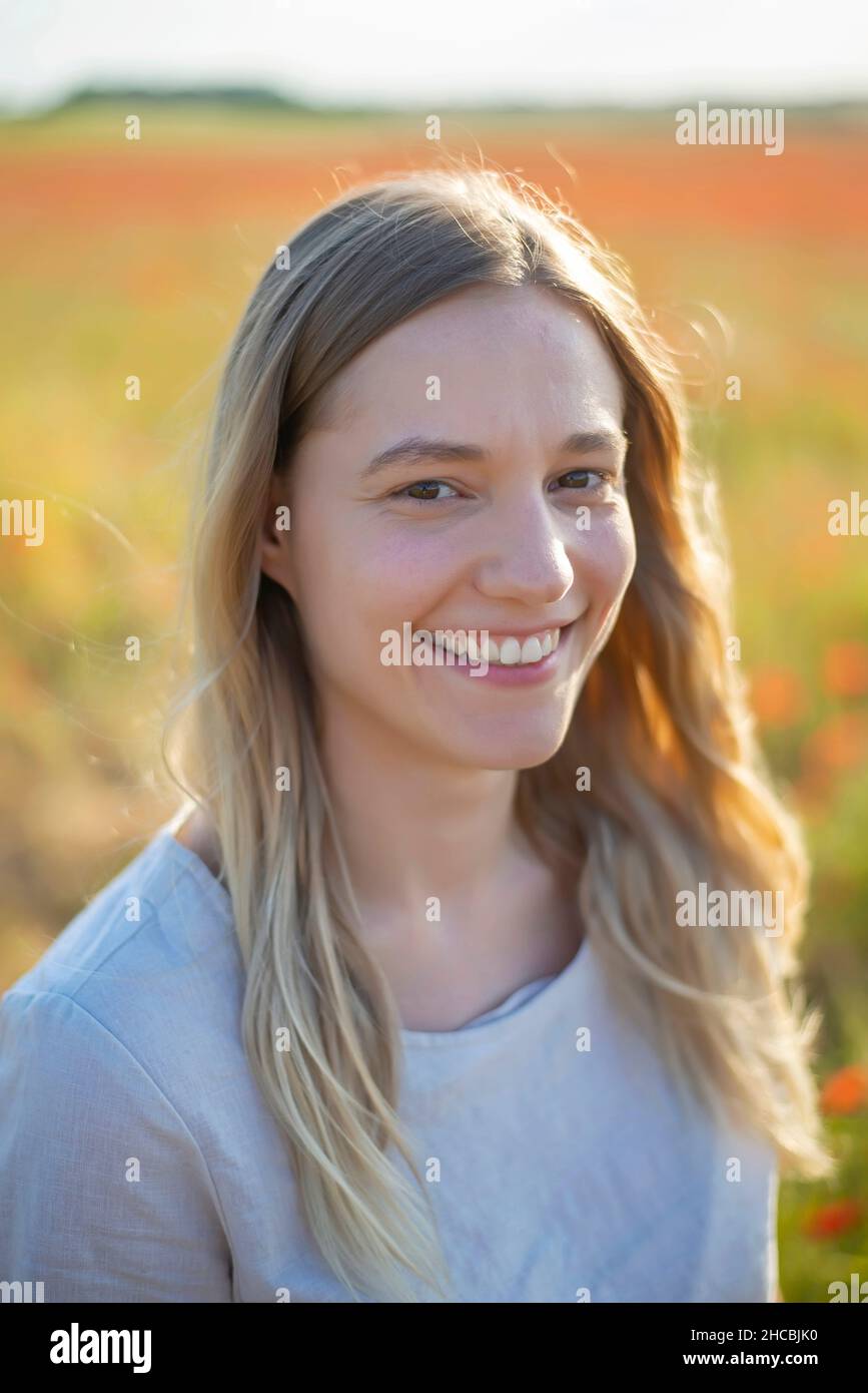 Glückliche junge Frau mit langen blonden Haaren Stockfoto