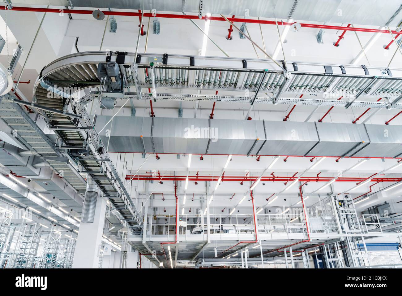 Automatisierte Maschinen in der Fabrik Stockfoto