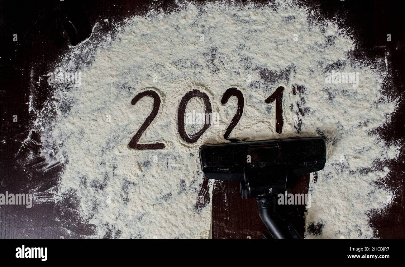Abstrakter Hintergrund eines Fotos aus dem ausgehenden Jahr 2021. Der  Staubsauger zieht aus Mehl und entfernt die Zahlen des ausgehenden Jahres  Stockfotografie - Alamy