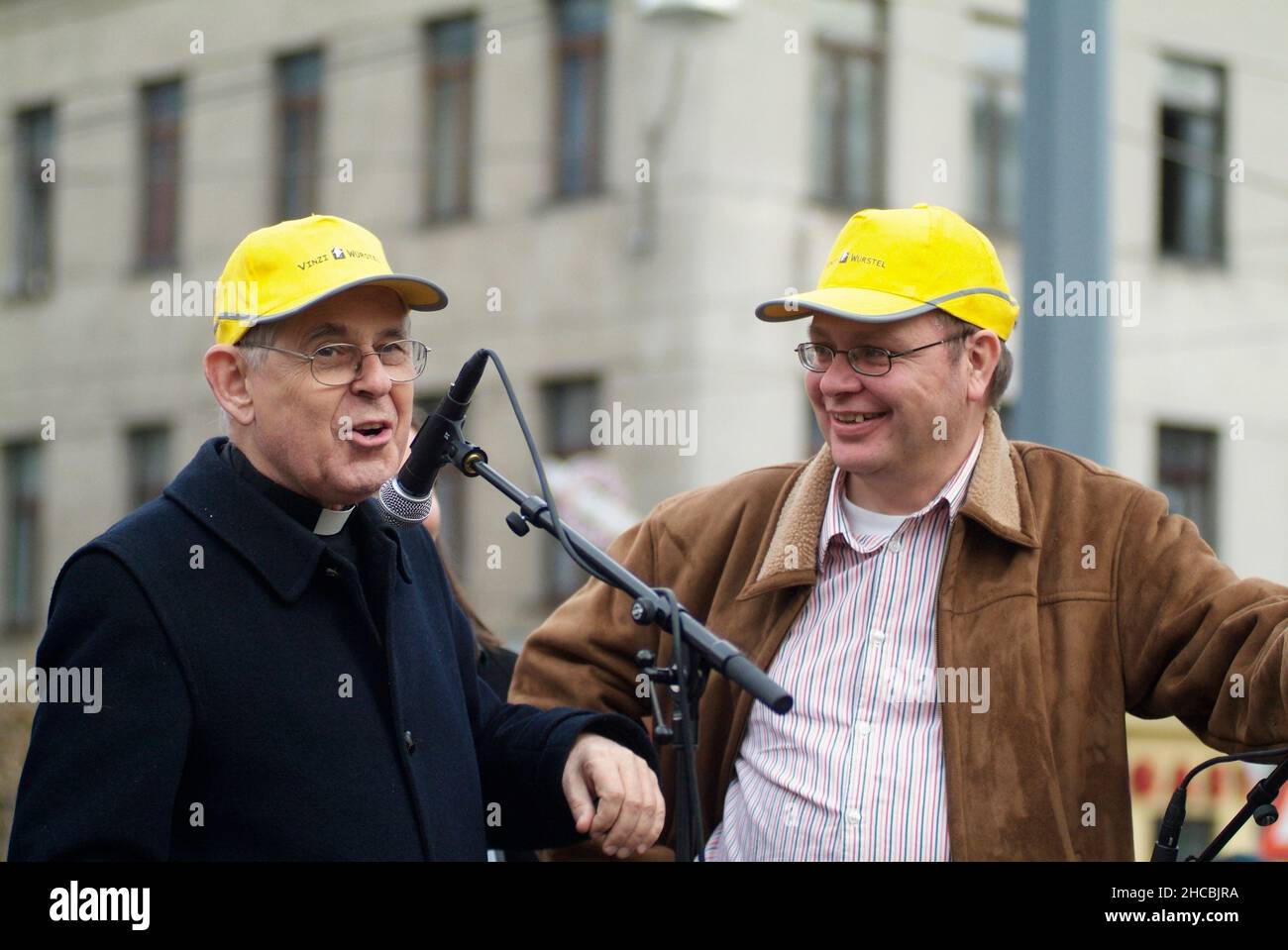 Wien, Österreich. 20. März 2010. Unabhängige Gemeinschaft, die Obdachlose, Flüchtlinge und andere in Armut lebende Menschen unterstützt. Eröffnung des Vizi Würstelstands. Bild zeigt Pastor Wolfgang Pucher Gründer der Vinzenzgemeinschaft Stockfoto