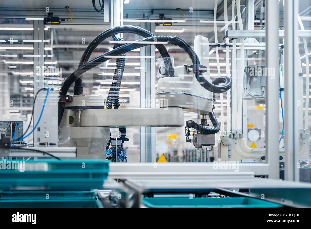 Automatisierte Robotermaschinen, die in der modernen Industrie arbeiten Stockfoto