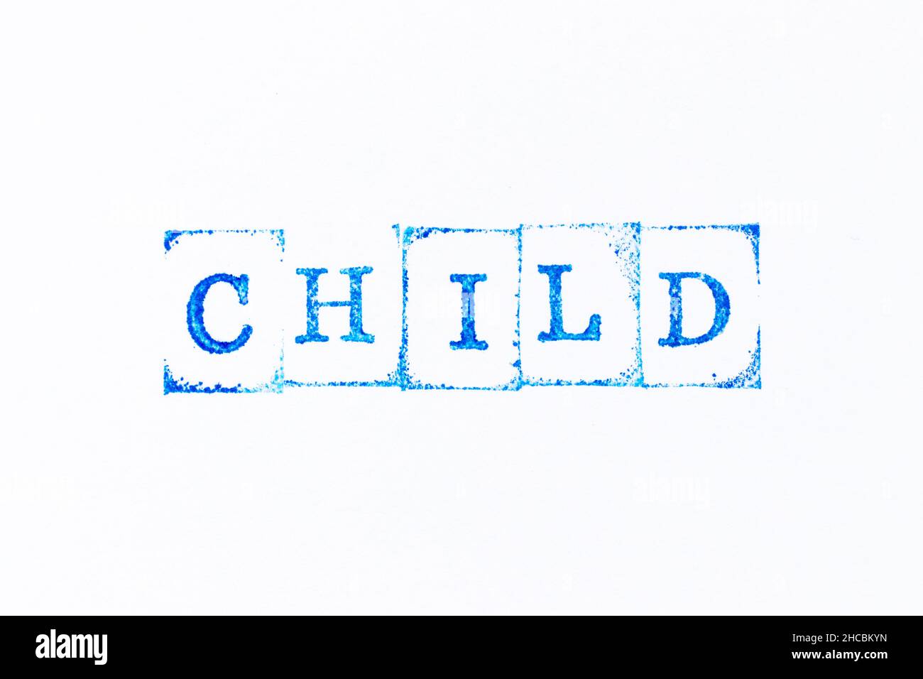 Blaue Farbe Tinte Gummi Stempel in Wort Kind auf weißem Papier Hintergrund Stockfoto