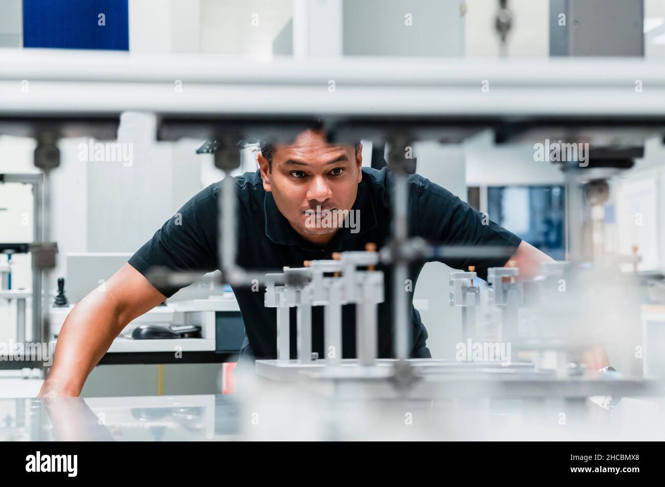 Ingenieur, der moderne Maschinen in der Fabrik untersucht Stockfoto