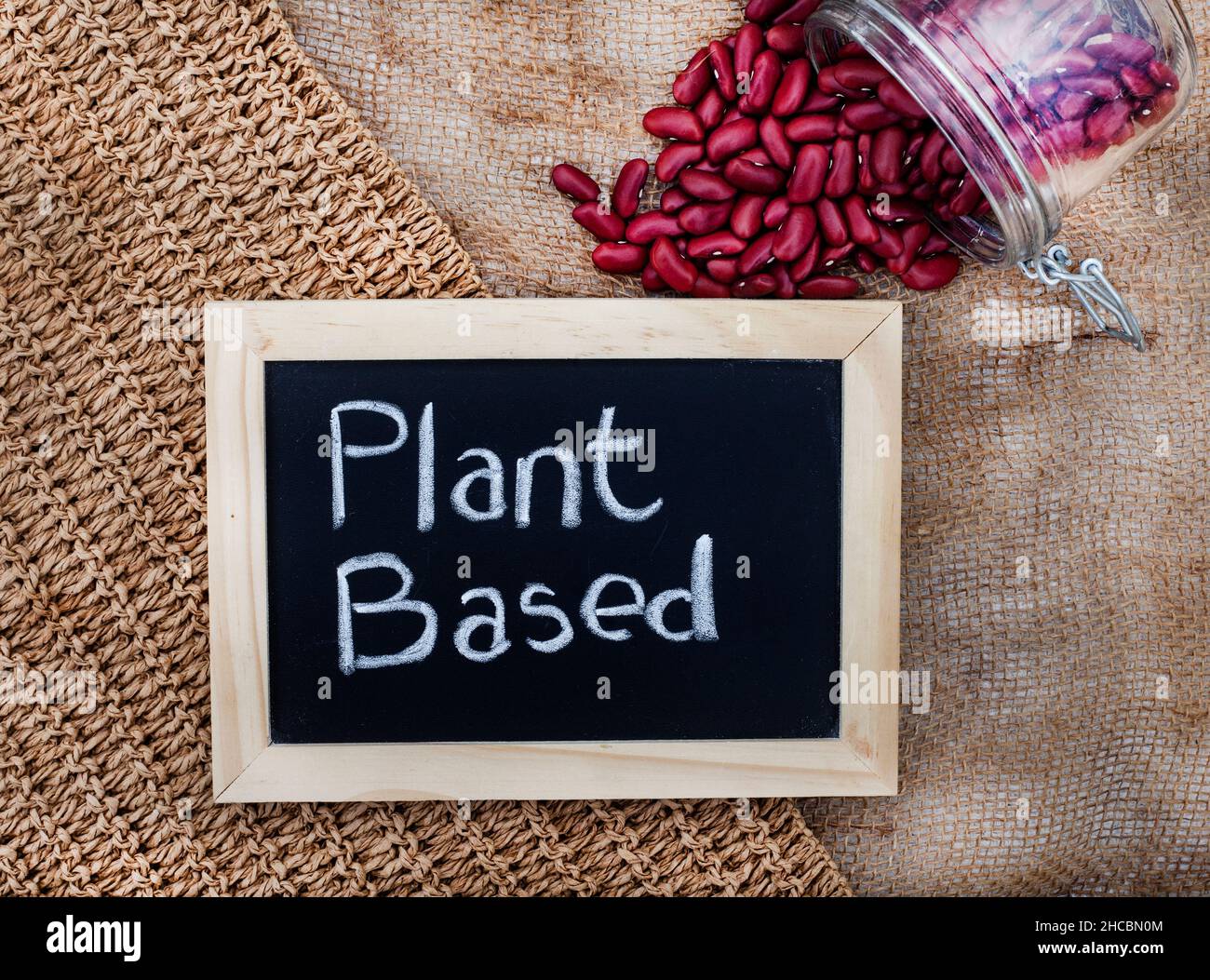 Kreidetafel mit pflanzlicher Basis schriftlich mit organischem pflanzlichem Protein Stockfoto