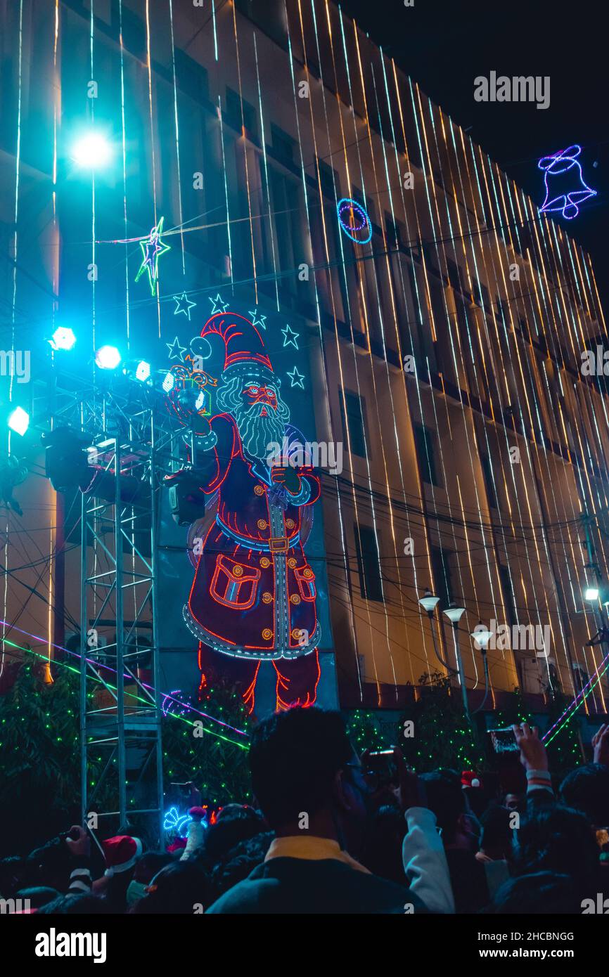 Kalkutta, Indien - 25. Dezember 2021: Menschen treffen sich auf den Straßen der Park Street, um Weihnachten zu feiern. Der Platz ist mit bunten Lichtern geschmückt Stockfoto