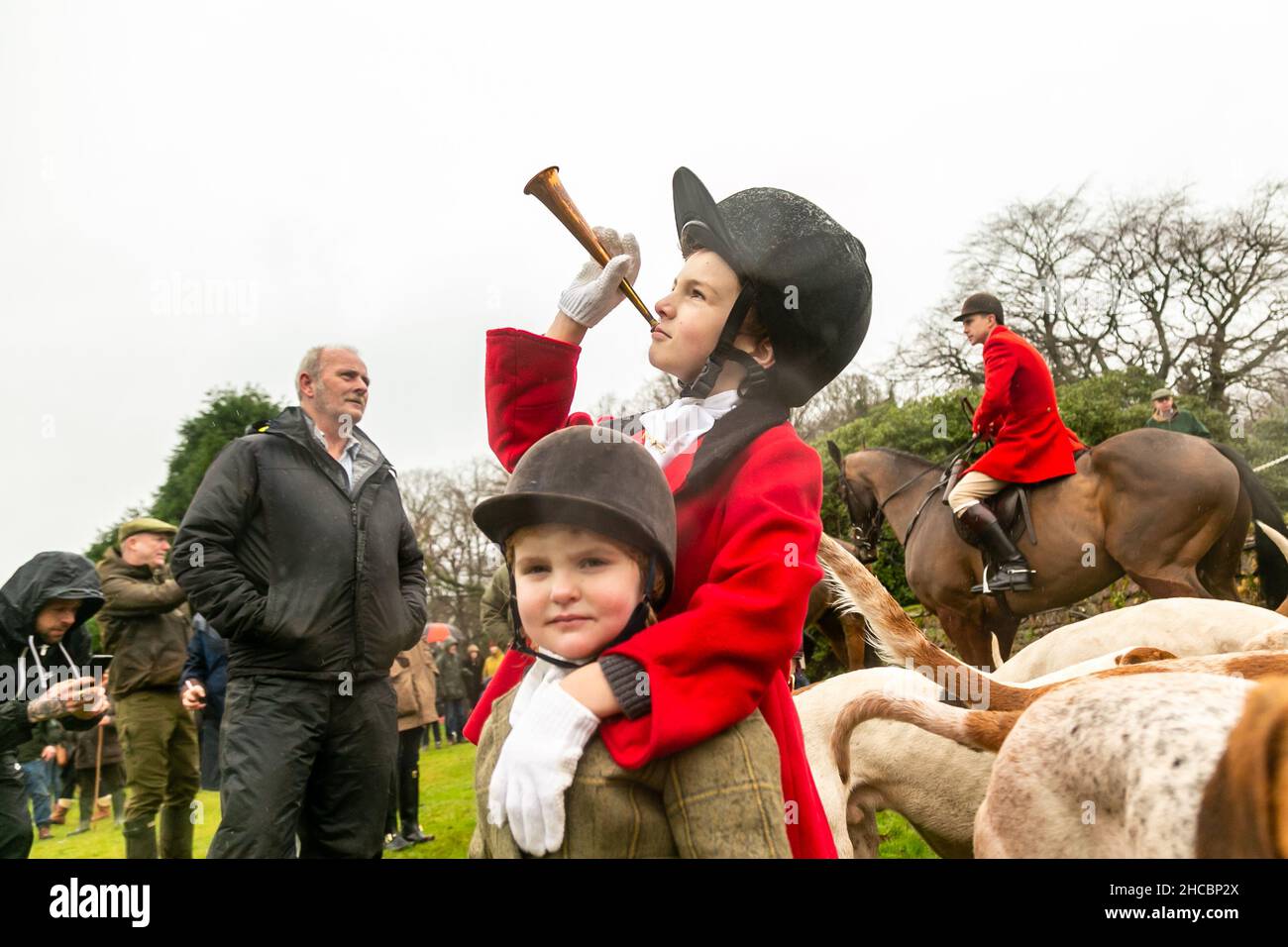 Hagley, Worcestershire, Großbritannien. 27th Dez 2021. Der 8-jährige Henley Mills mit seinem Horn bei der ersten Albrighton- und Woodland-Jagd trifft sich seit der Coronavirus-Pandemie in der Hagley Hall. Die Albrighton und Woodland Hunt treffen sich jährlich in der Hagley Hall in Worcestershire. Kredit: Peter Lopeman/Alamy Live Nachrichten Stockfoto