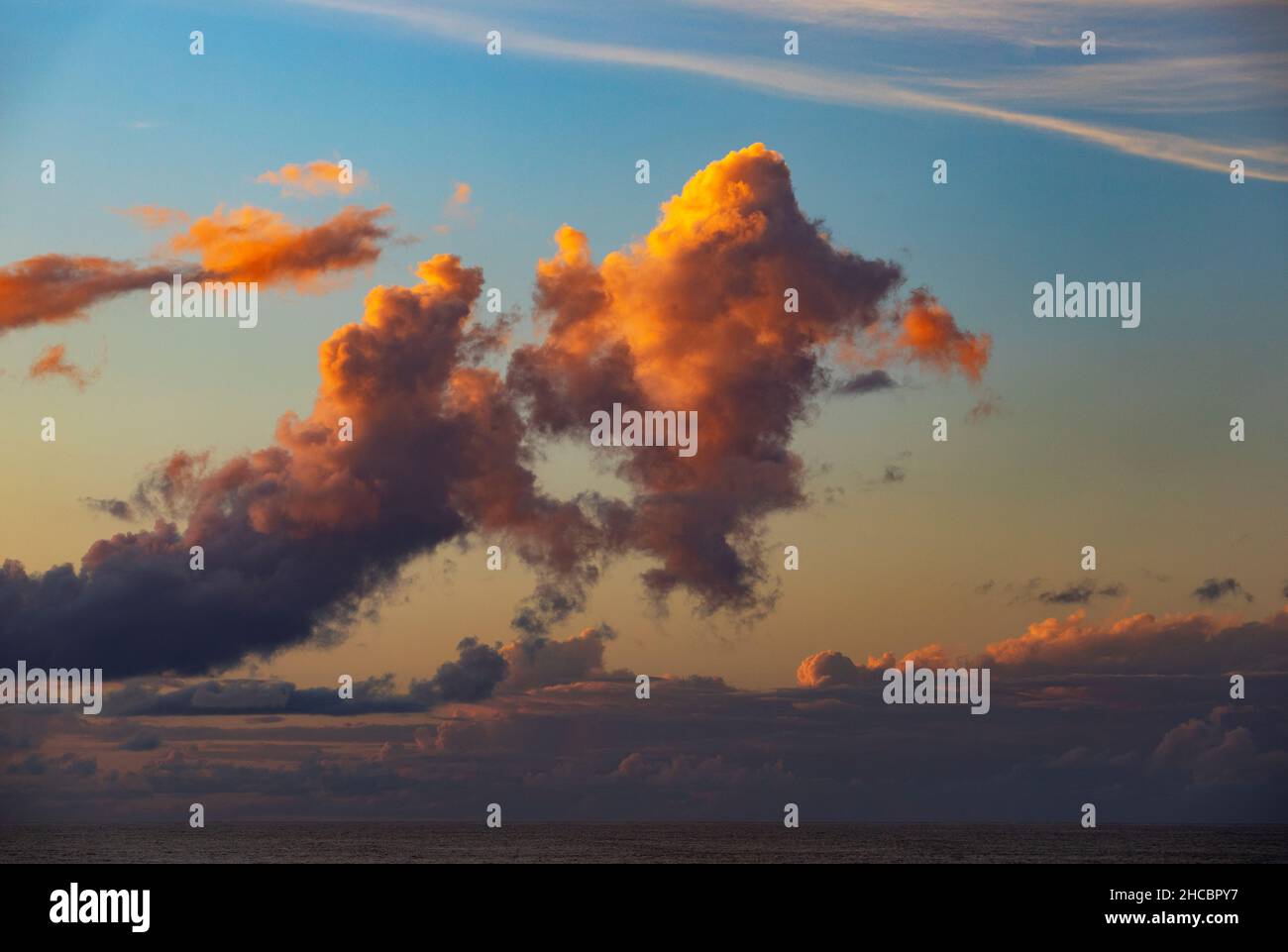 Wolken von untergehenden Sonne beleuchtet Stockfoto