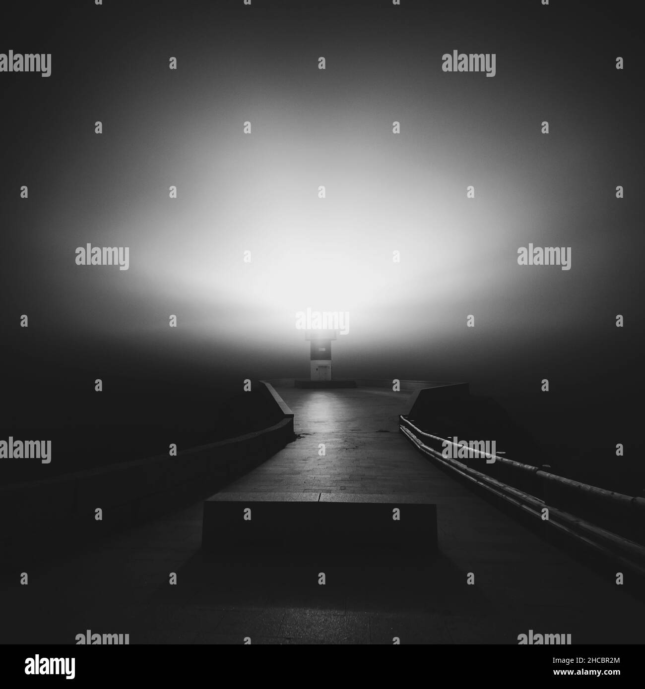 Spanien, Provinz A Coruna, Carino, Langzeitbelichtung des Cape Ortegal Leuchtturms bei Sonnenuntergang Stockfoto