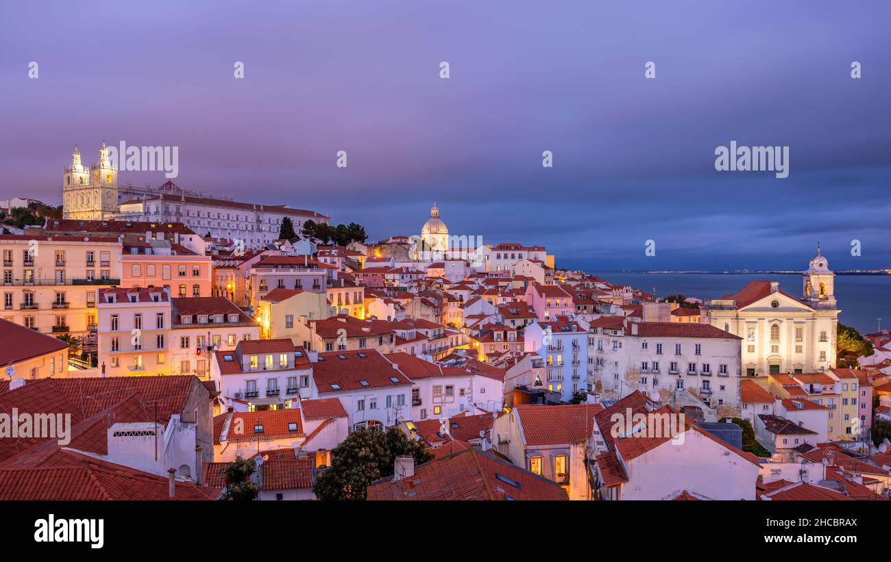 Lissabon ist die wunderschöne Hauptstadt Portugals. Hier sehen wir den alten alfama-Bezirk von einem beliebten Aussichtspunkt aus. Stockfoto