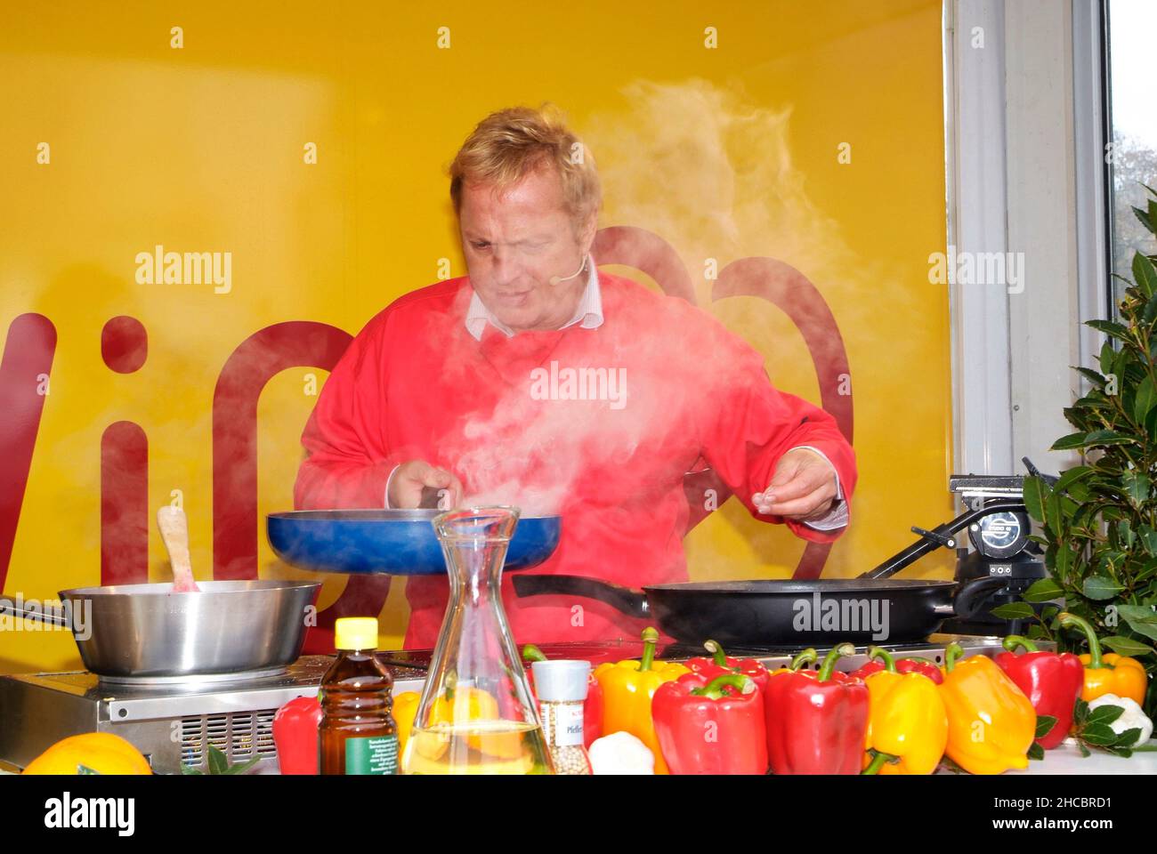 Wien, Österreich. 11. April 2010. Show-Cooking am Wiener Gesundheitstag. Ex-TV-Chef Alois Mattersberger Stockfoto