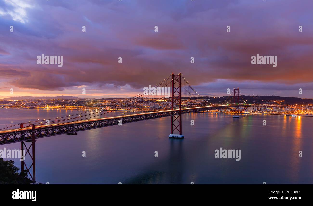 Die Brücke vom 25.. April überspannt den Fluss Tejo in Lissabon und verbindet das Stadtzentrum und den Stadtteil Alfama mit dem Stadtteil Almada im Süden. Stockfoto