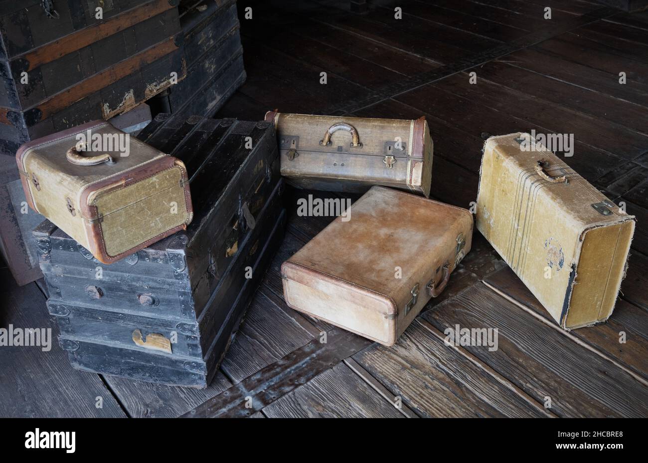 Eine Sammlung alter Koffer im Heritage Village in den Florida Botanical Gardens in Largo, Florida. Stockfoto