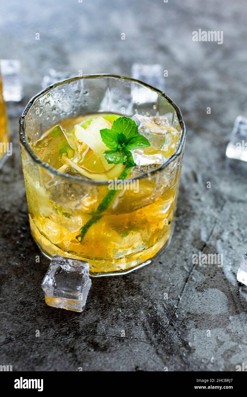 Zwei Gläser erfrischendes Getränk mit Limette, Minze und Eiswürfeln Stockfoto