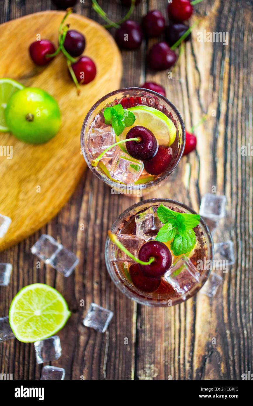 Zwei Gläser erfrischendes Getränk mit Limette, Minze und Eiswürfeln Stockfoto