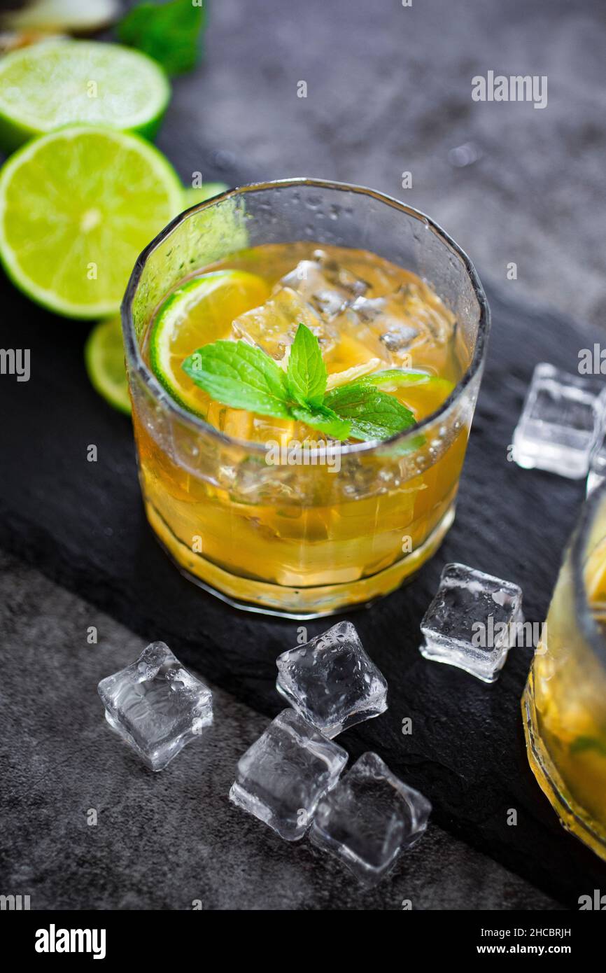 Ein Glas erfrischendes Getränk mit Limette, Minze und Eiswürfeln Stockfoto