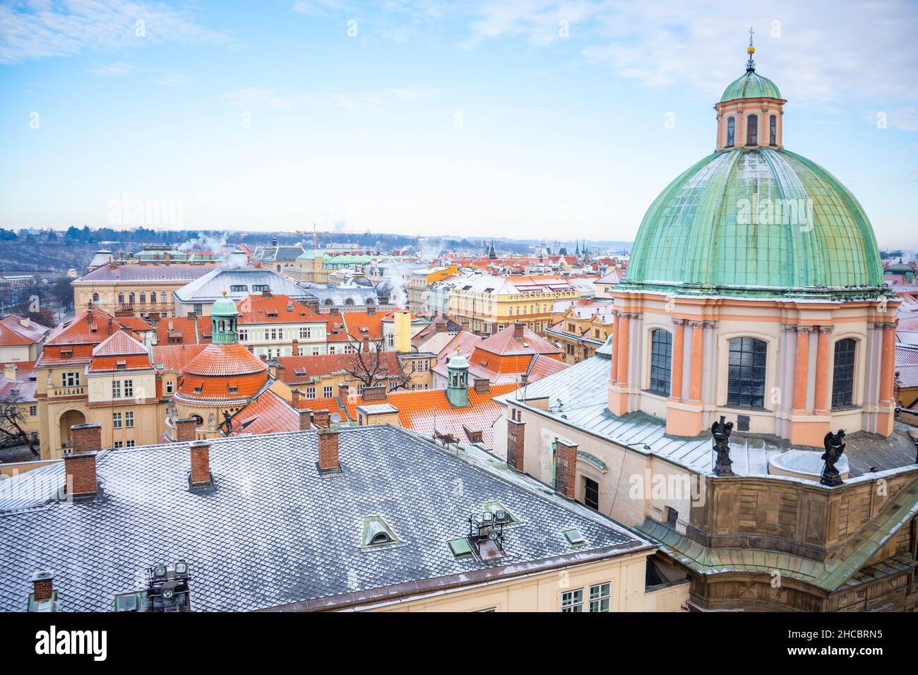 Panorama der Prager Dächer im Winter mit Schnee bedeckt, Tschechische Republik Stockfoto