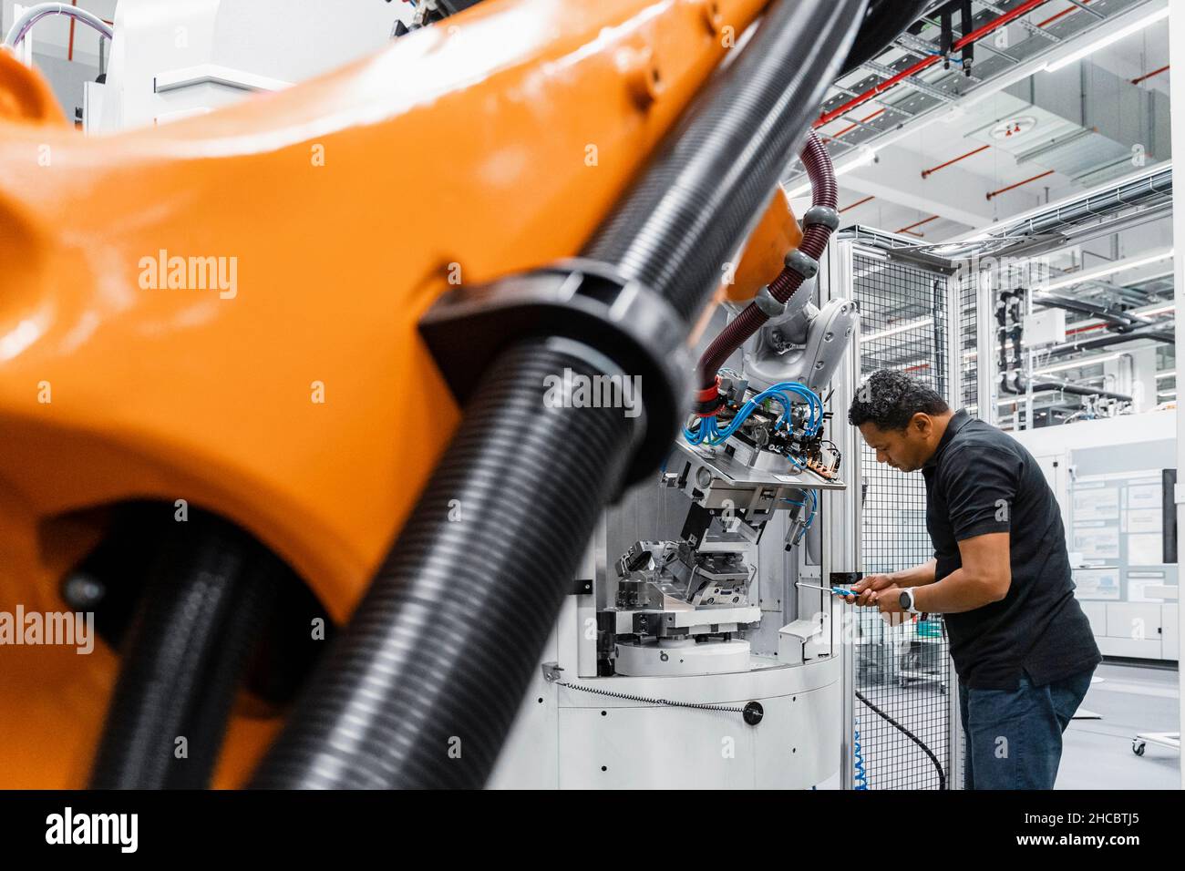 Wartungstechniker repariert Roboterarm im Werk Stockfoto