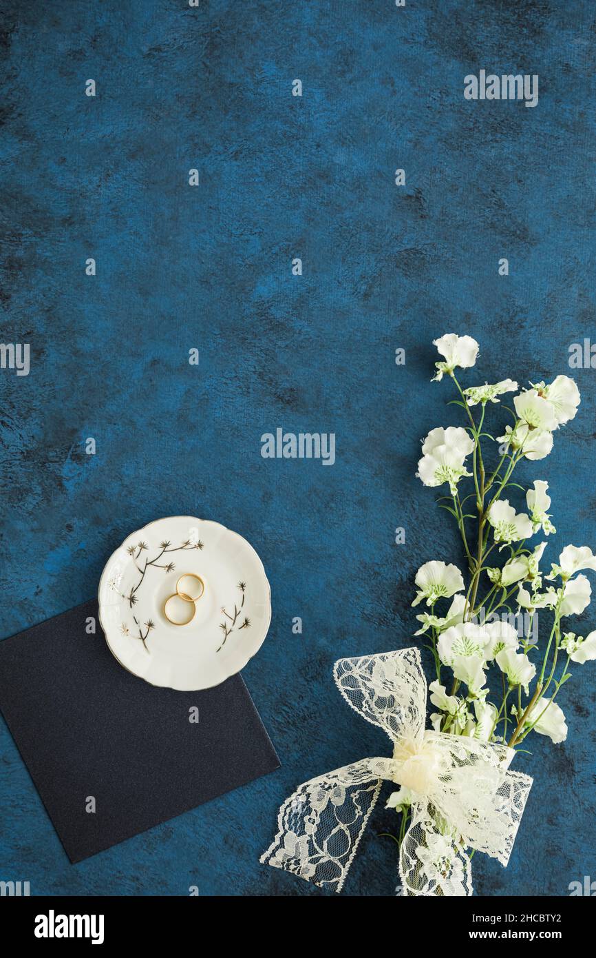 Studioaufnahme eines Paares goldener Eheringe, die vor braunem Hintergrund liegen Stockfoto