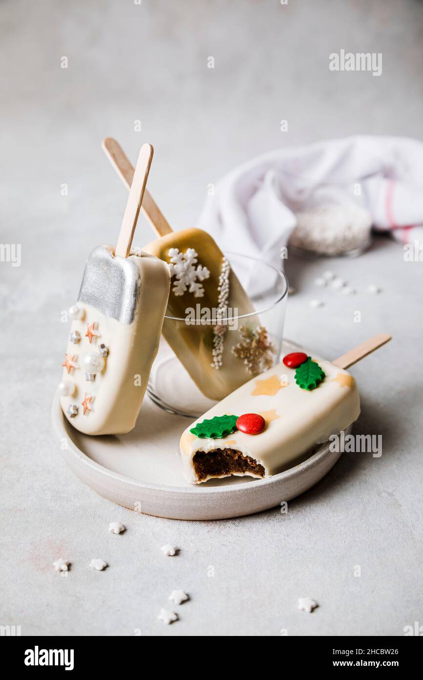 Weihnachtlich dekorierter Kuchen-Pop mit fehlendem Biss auf Kühlregal Stockfoto