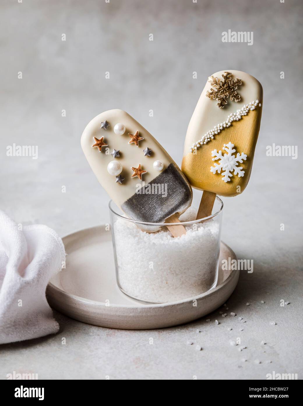 Weihnachtlich dekorierter Kuchen-Pop mit fehlendem Biss Stockfoto