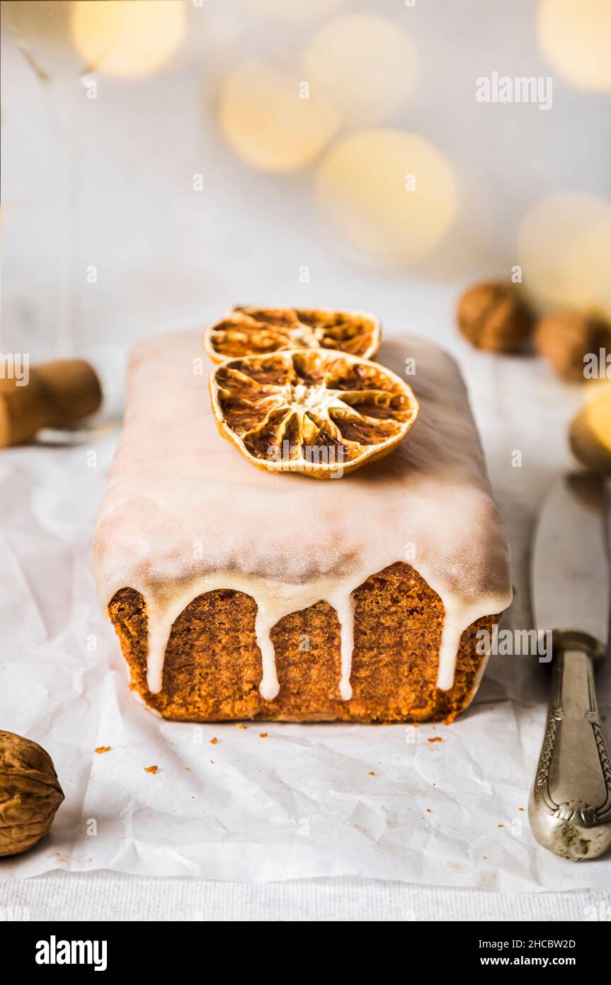 Orangenbrotkuchen mit Wunderkerze auf dem Tisch Stockfoto