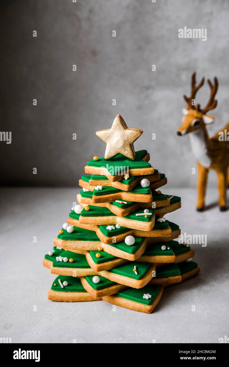 Weihnachtlich dekorierter weißer Kuchen-Pop mit fehlendem Biss Stockfoto