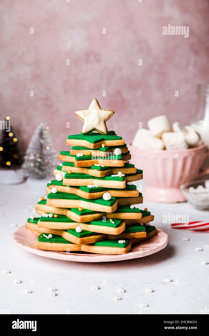 Weihnachtlich dekorierter weißer Schokoladenkuchen mit sternförmigen Regnern Stockfoto