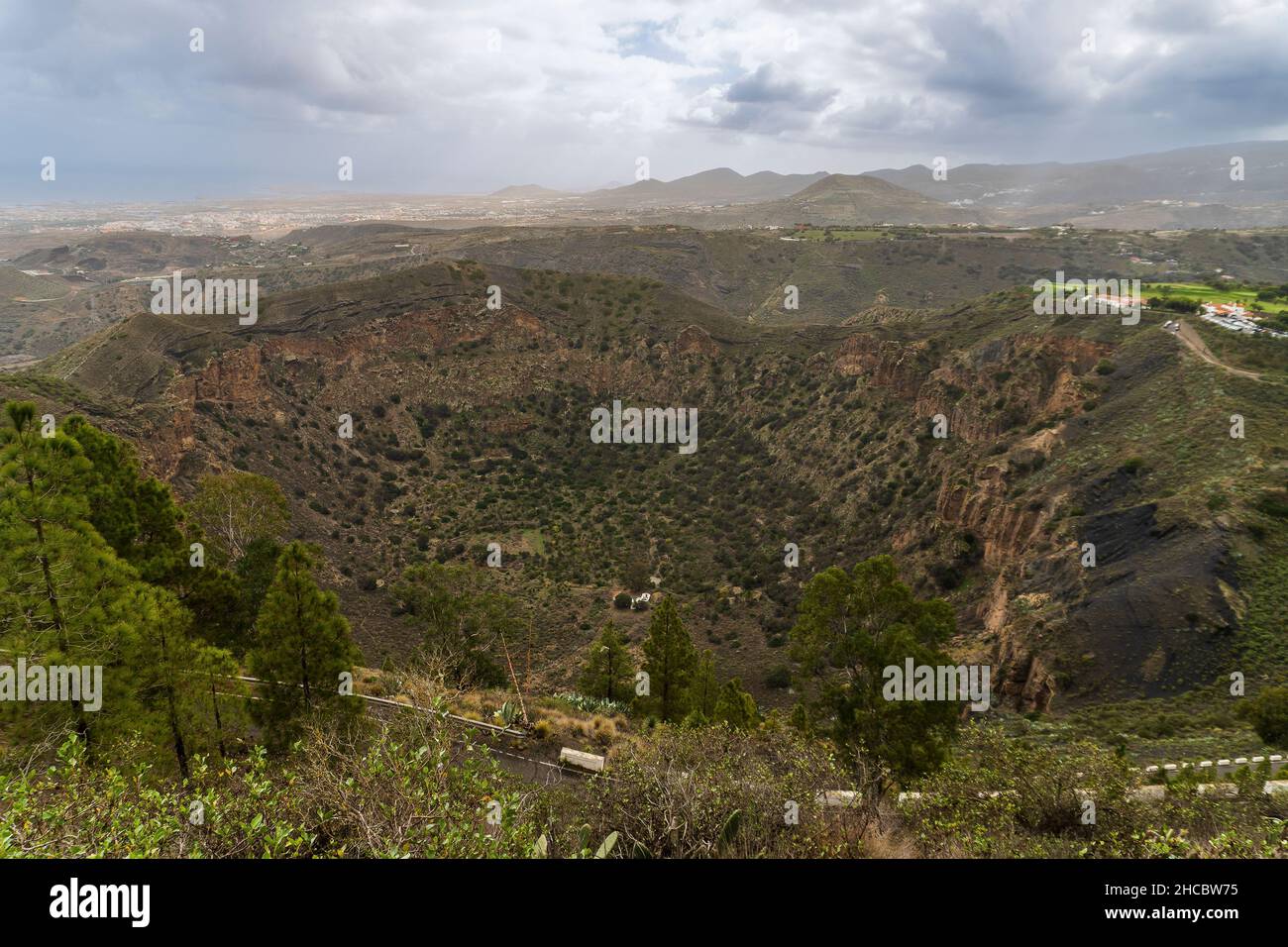 Winterlandschaft mit vulkanischem Krater namens Bandama Caldera auf Gran Canaria, Kanarische Inseln, Spanien Stockfoto