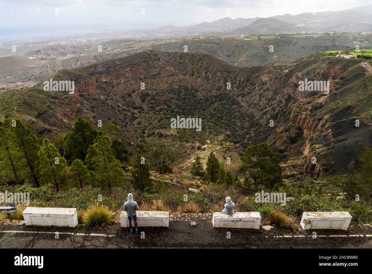 Ein paar Touristen bewundern den Vulkankrater Bandama Caldera auf Gran Canaria, Kanarische Inseln, Spanien Stockfoto