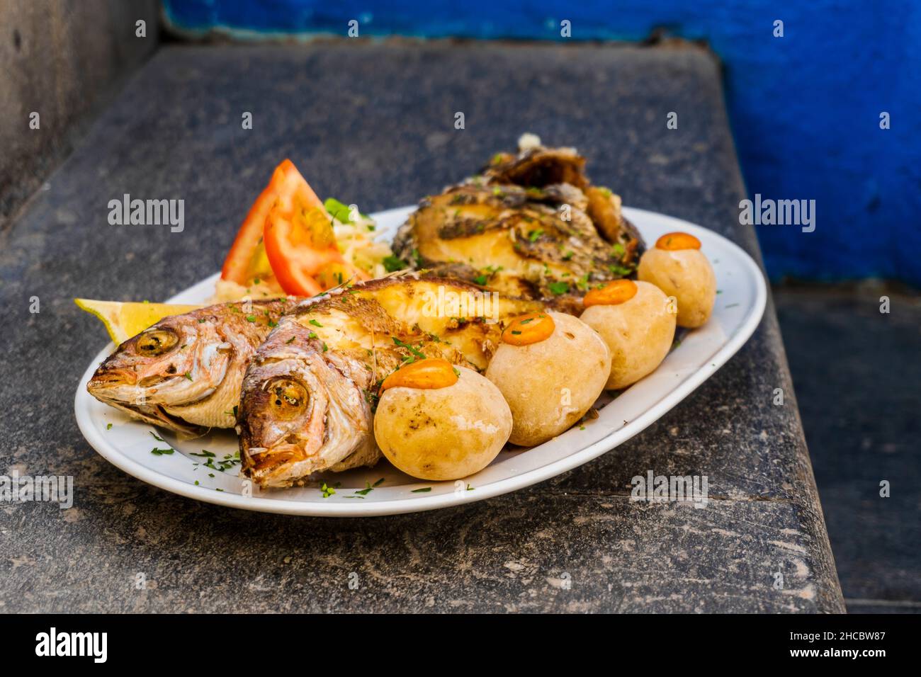 Frittierter Fisch mit Salat und traditionellen Kartoffeln mit roter Sauce auf Gran Canaria, Kanarische Inseln, Spanien Stockfoto