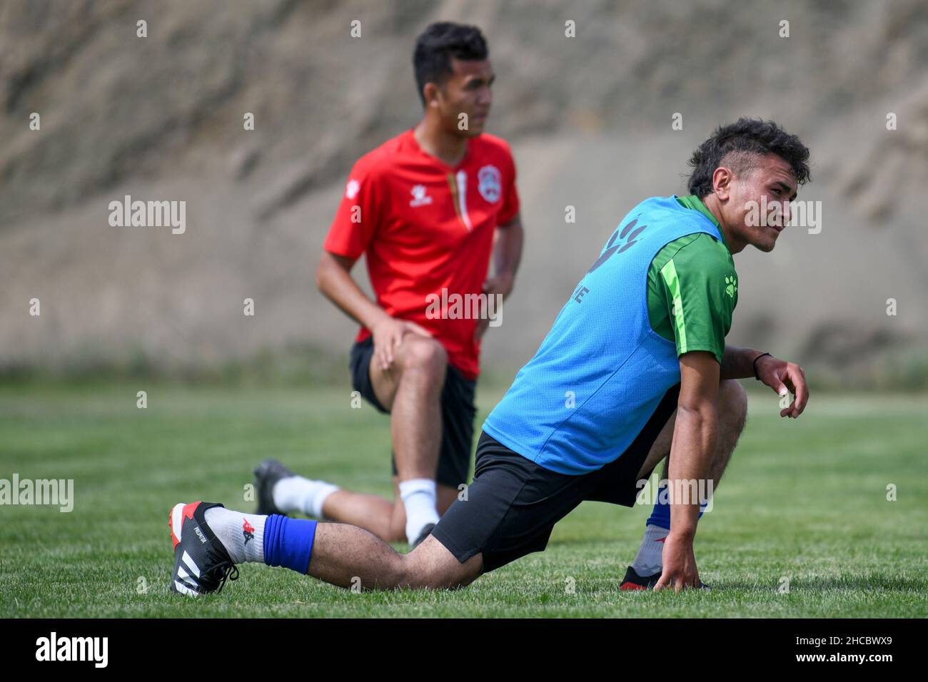 Urumqi. 19th. Juni 2020. Nurmemet Sherep nimmt an einem Tryout des Xinjiang Tianshan Leopard Football Club in der Autonomen Region Xinjiang Uygur im Nordwesten Chinas Teil, 19. Juni 2020. DAZU: 'Profil: Von Kornfeldern zu Fußballfeldern: Der autodidaktige Xinjiang-Fußballstar' Credit: Wang Fei/Xinhua/Alamy Live News Stockfoto
