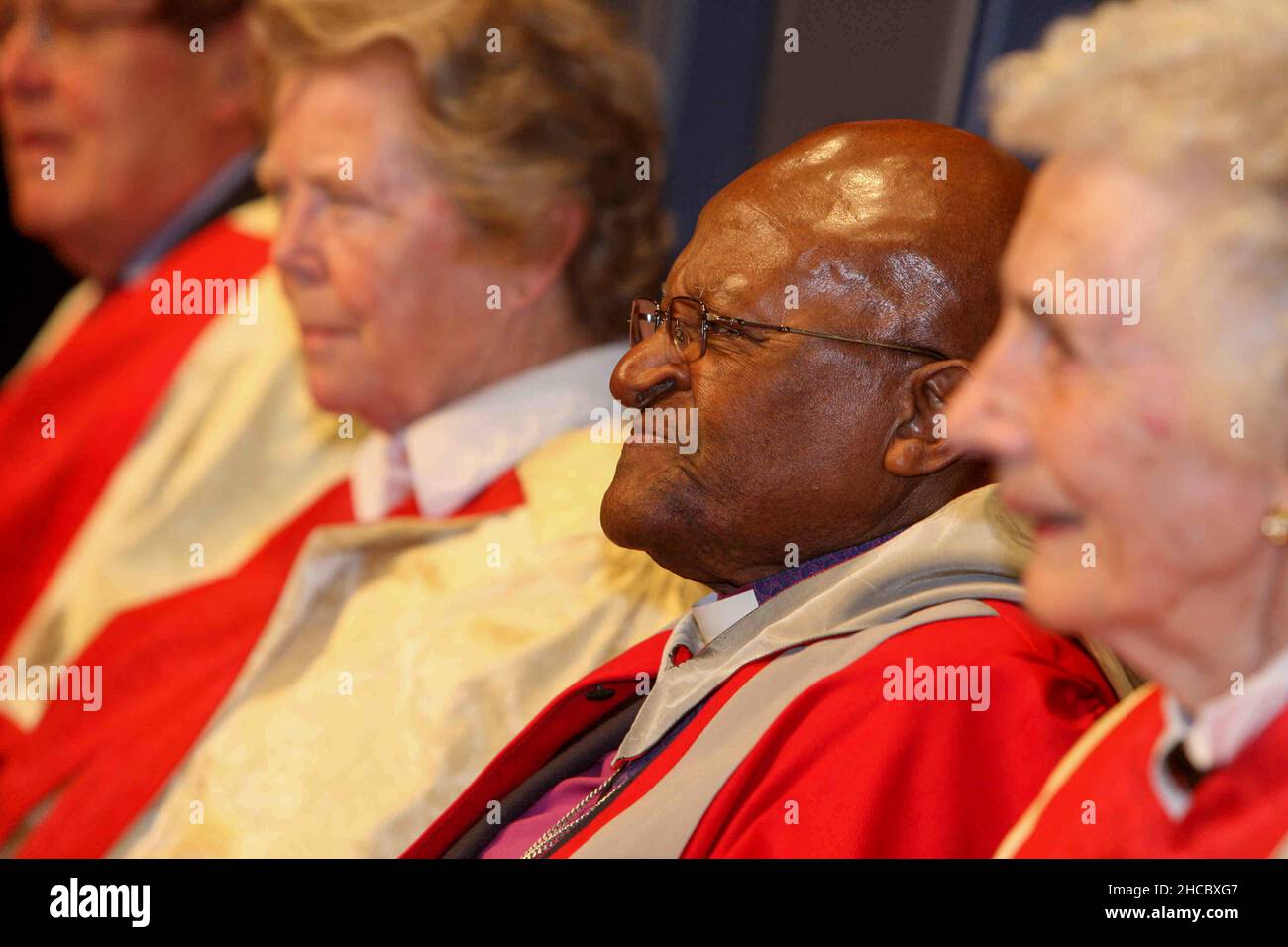 ERZBISCHOF DEMOND TUTU AM FREITAGNACHMITTAG, DEM 15 2011WHERE. JULI, ERHIELT ER SEINEN EHRENDOKTORTITEL AN DER UNIVERSITY OF LEICESTER. Erzbischof Desmond Tutu, einer der bedeutendsten Friedensaktivisten der Welt, wurde heute (Fr) mit einem Ehrendoktortitel ausgezeichnet. Der 79-Jährige wurde für seine Arbeit auf dem Gebiet der Rassenbeziehungen im Rahmen der Sonderfeier an der University of Leicester geehrt. Erzbischof Tutu, der 1984 für seinen Kampf gegen die südafrikanische Apartheid den Friedensnobelpreis erhielt, erhielt den Ehrendoktor der Briefe. „Es kann kein größeres Vorbild für unsere G Stockfoto