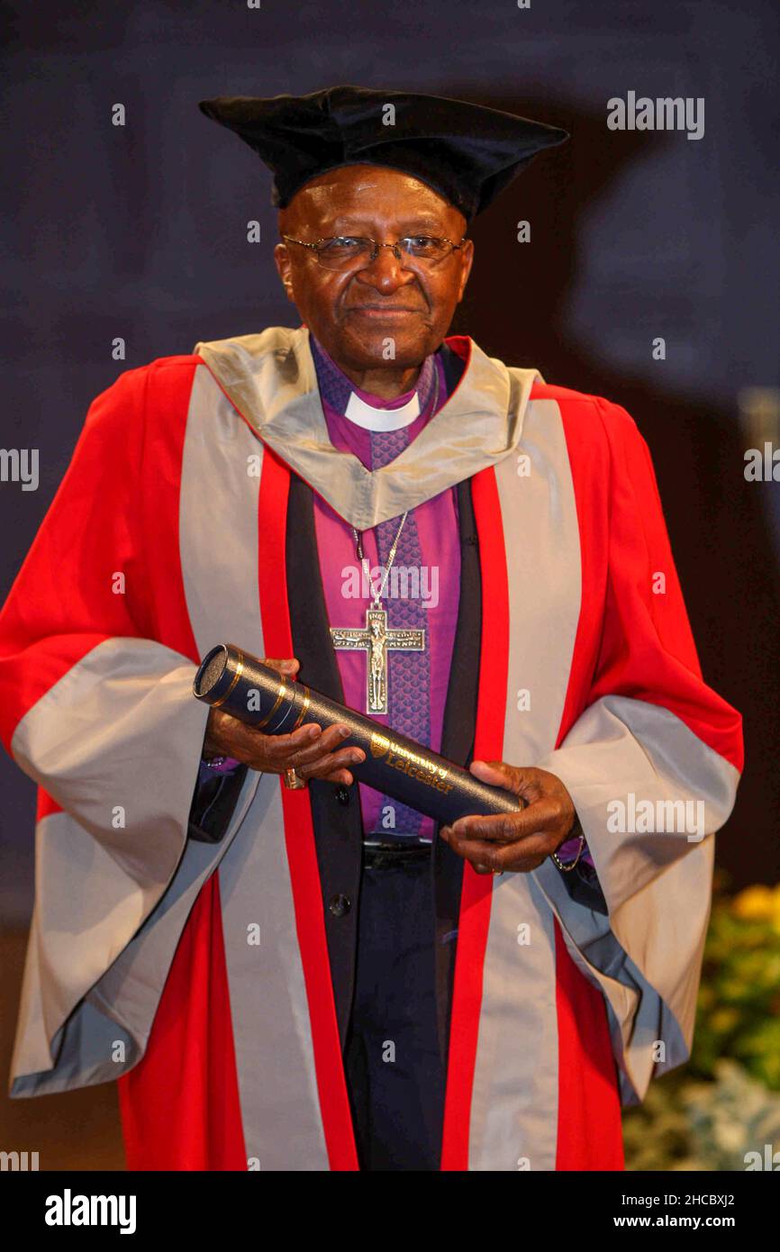 ERZBISCHOF DEMOND TUTU AM FREITAGNACHMITTAG, DEM 15 2011WHERE. JULI, ERHIELT ER SEINEN EHRENDOKTORTITEL AN DER UNIVERSITY OF LEICESTER. Erzbischof Desmond Tutu, einer der bedeutendsten Friedensaktivisten der Welt, wurde heute (Fr) mit einem Ehrendoktortitel ausgezeichnet. Der 79-Jährige wurde für seine Arbeit auf dem Gebiet der Rassenbeziehungen im Rahmen der Sonderfeier an der University of Leicester geehrt. Erzbischof Tutu, der 1984 für seinen Kampf gegen die südafrikanische Apartheid den Friedensnobelpreis erhielt, erhielt den Ehrendoktor der Briefe. „Es kann kein größeres Vorbild für unsere G Stockfoto