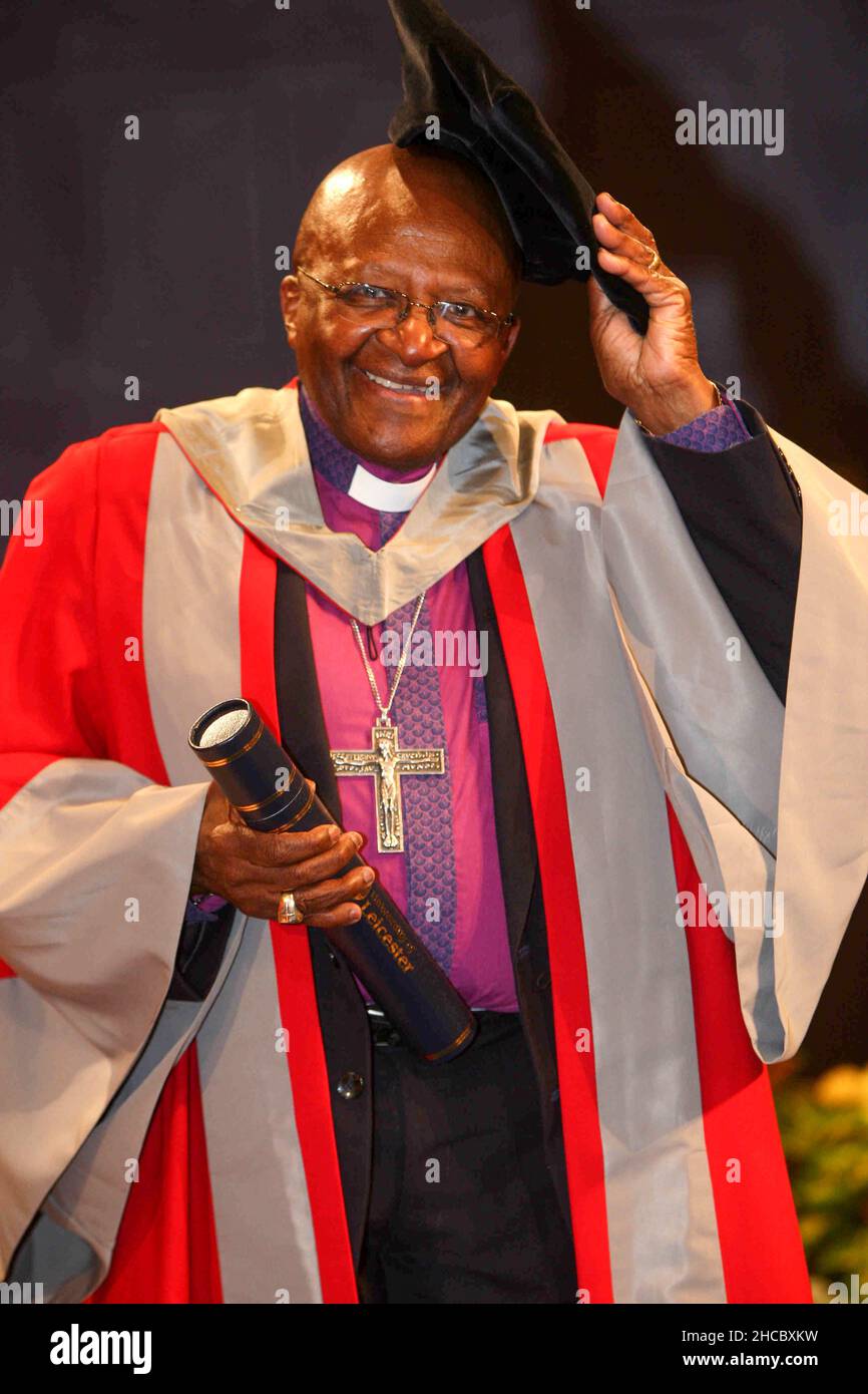 ERZBISCHOF DEMOND TUTU AM FREITAGNACHMITTAG, DEM 15 2011WHERE. JULI, ERHIELT ER SEINEN EHRENDOKTORTITEL AN DER UNIVERSITY OF LEICESTER. Erzbischof Desmond Tutu, einer der bedeutendsten Friedensaktivisten der Welt, wurde heute (Fr) mit einem Ehrendoktortitel ausgezeichnet. Der 79-Jährige wurde für seine Arbeit auf dem Gebiet der Rassenbeziehungen im Rahmen der Sonderfeier an der University of Leicester geehrt. Erzbischof Tutu, der 1984 für seinen Kampf gegen die südafrikanische Apartheid den Friedensnobelpreis erhielt, erhielt den Ehrendoktor der Briefe. „Es kann kein größeres Vorbild für unsere G Stockfoto