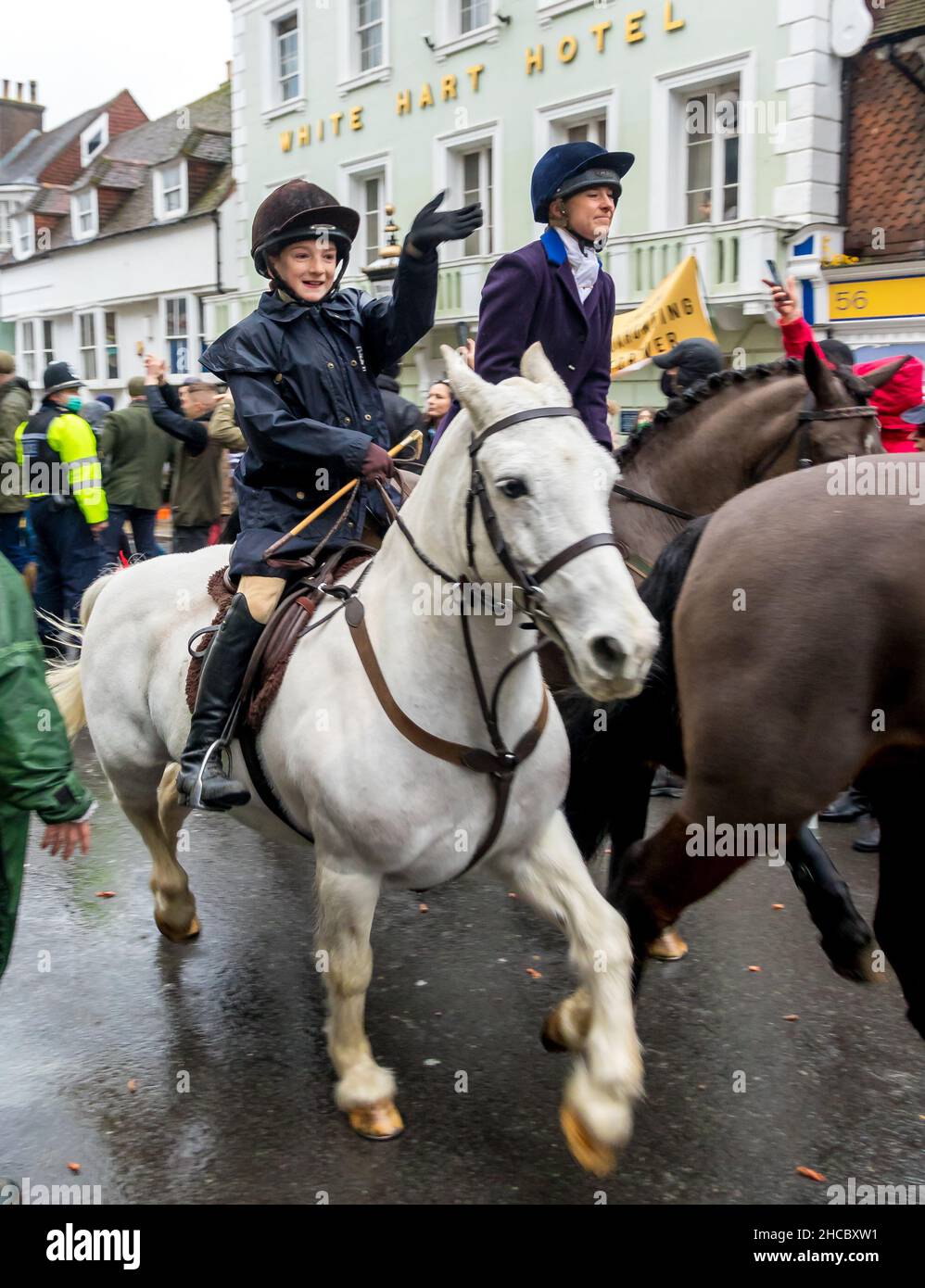 Lewes, East Sussex, Großbritannien. 27th. November 2021. Fans von Southdown und Eridge Hunt treffen sich in Lewes, um die lokale Jagd anzufeuern und zu applaudieren, während sie bei diesem Boxtagsereignis durch die Stadt fährt. Zur gleichen Zeit versammelten sich Anti-Jagd-Demonstranten, um gegen Blutsportarten zu protestieren. Kredit: Newspics UK South/Alamy Live Nachrichten Stockfoto