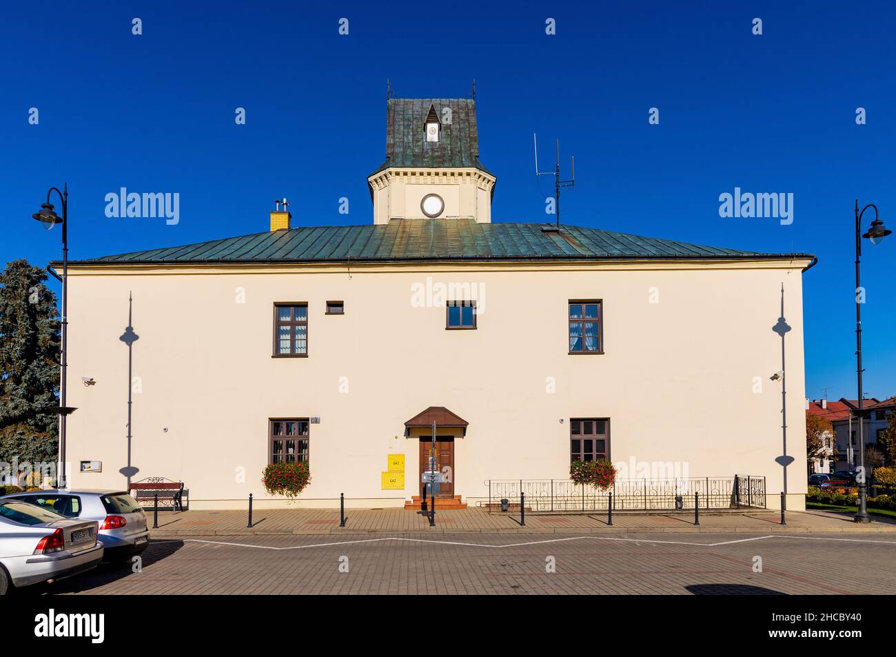Sedziszow Malopolski, Polen - 1. November 2021: Historisches Ratusz-Rathaus am Rynek-Marktplatz in der Altstadt von Sedziszow Stockfoto