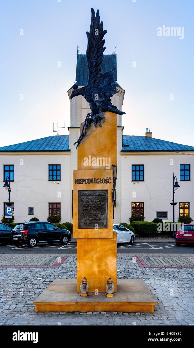 Sedziszow Malopolski, Polen - 1. November 2021: Gedenkstätte zur Unabhängigkeit 100 von Ryszard Gwozdz - vor dem Ratusz Rathaus Stockfoto