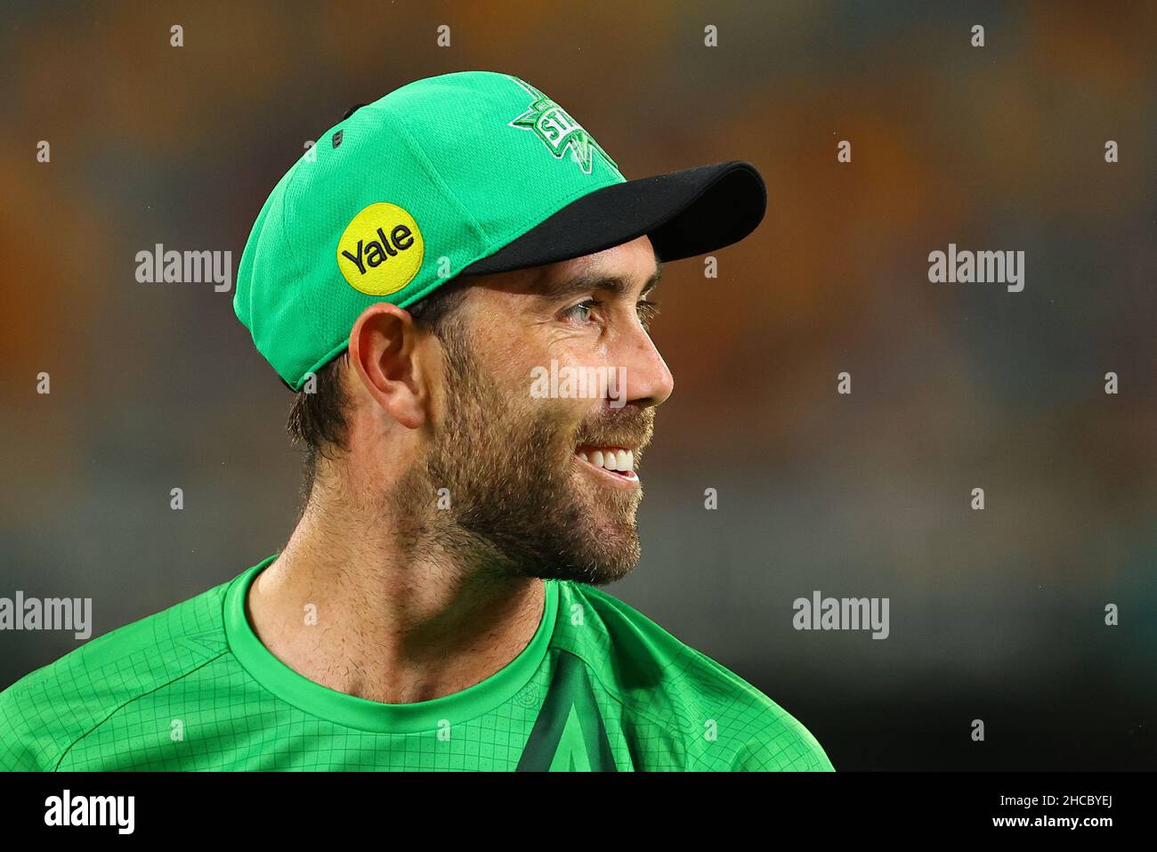 Brisbane, Großbritannien. 27th Dez 2021. Glenn Maxwell von den Melbourne Stars schaut und lächelt in Brisbane, Großbritannien am 12/27/2021. (Foto von Patrick Hoelscher/News Images/Sipa USA) Quelle: SIPA USA/Alamy Live News Stockfoto