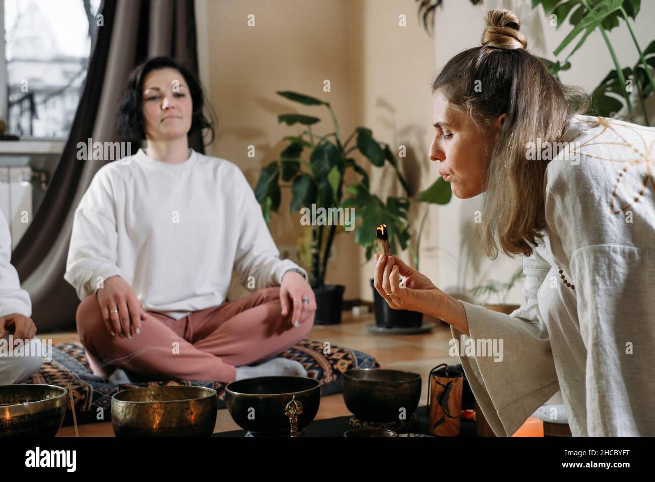 Gruppe Klangheilung, Vibrationsmassage und alternative Therapie. Psychische Gesundheit, Meditation und Entspannung. Therapeut verbrennt palo santo. Rauch von Verschmierungen Stockfoto