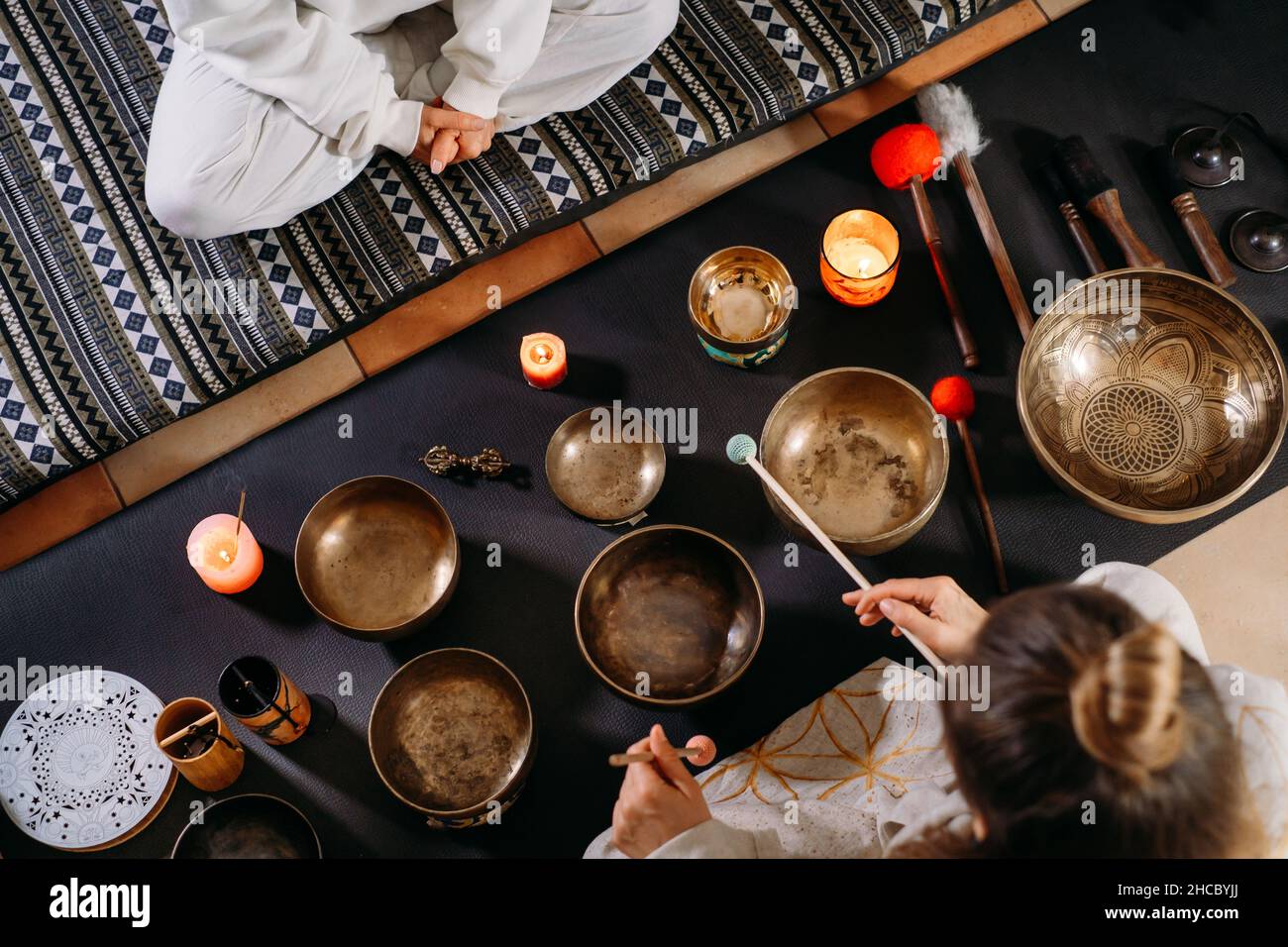 Gesangsschalen Draufsicht, Klangheilung alternative Therapie. Frau spielt auf Percussion Metal Musikinstrumenten. Psychische Gesundheit mit Meditation Stockfoto
