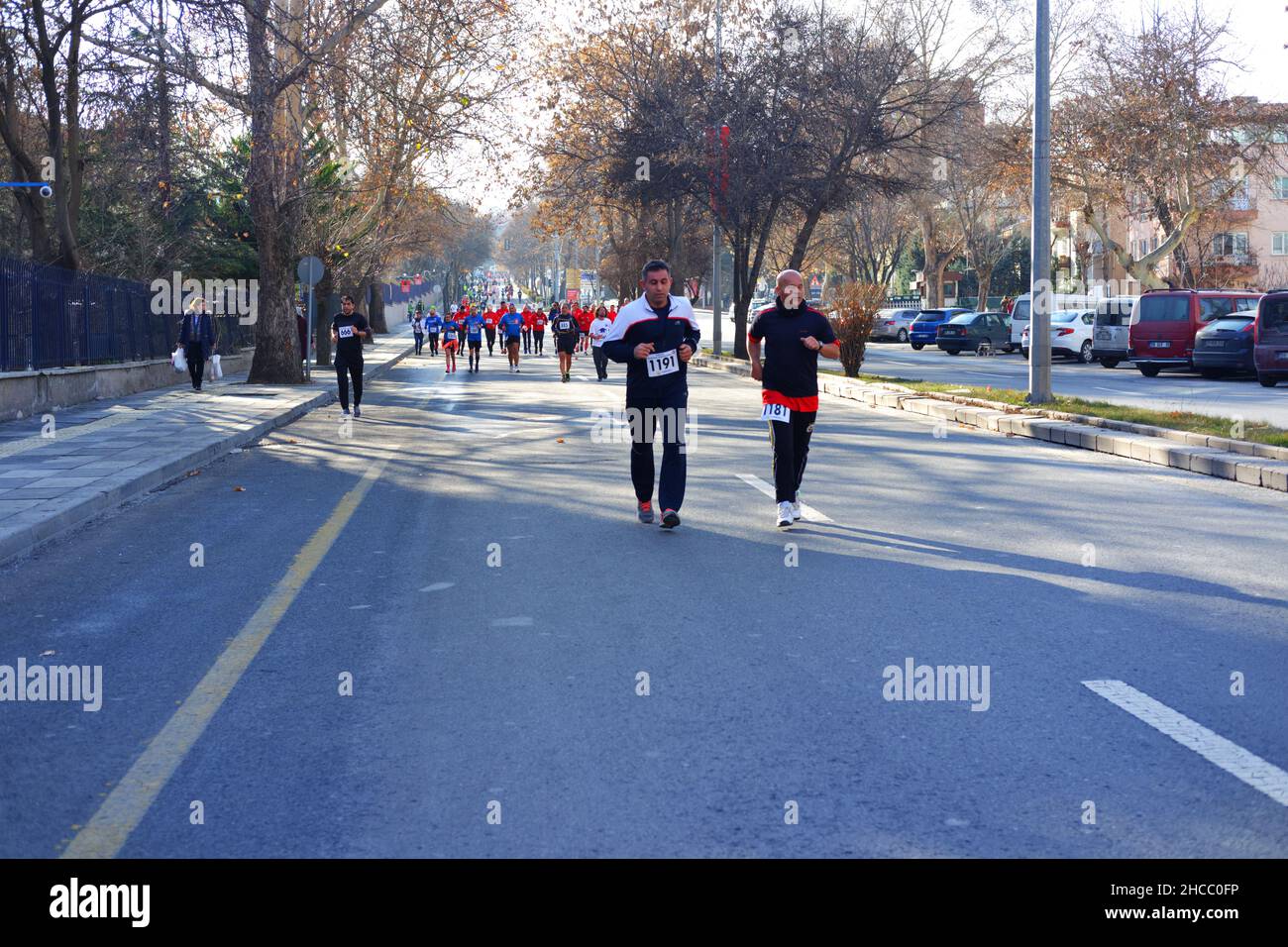 Menschen, die in der Stadt Ankara auf der Straße laufen, um Atatürks Kommen nach Ankara am 27. Dezember zu ehren Stockfoto