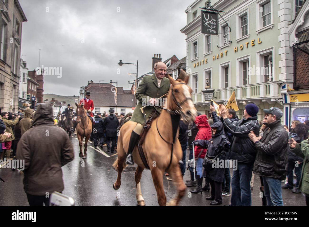 Lewes, Großbritannien. 25th Dez 2021. Hunderte von Demonstranten konfrontierten eine Gruppe von Jägern, die an einer jährlichen Parade teilnahmen. Jedes Jahr ziehen die Fahrer von Southdown und Eridge Foxhounds durch das Stadtzentrum von Lewes. Die Reiter sagen, sie seien nur Schleppjagd. Heute Morgen säumten Hunderte von Anti-Hunt-Demonstranten die Hauptstraße der Stadt, um gegen die Brigade zu demonstrieren, die auf dem Pferderücken durchritt. Kredit: @Dmoonuk/Alamy Live Nachrichten Stockfoto