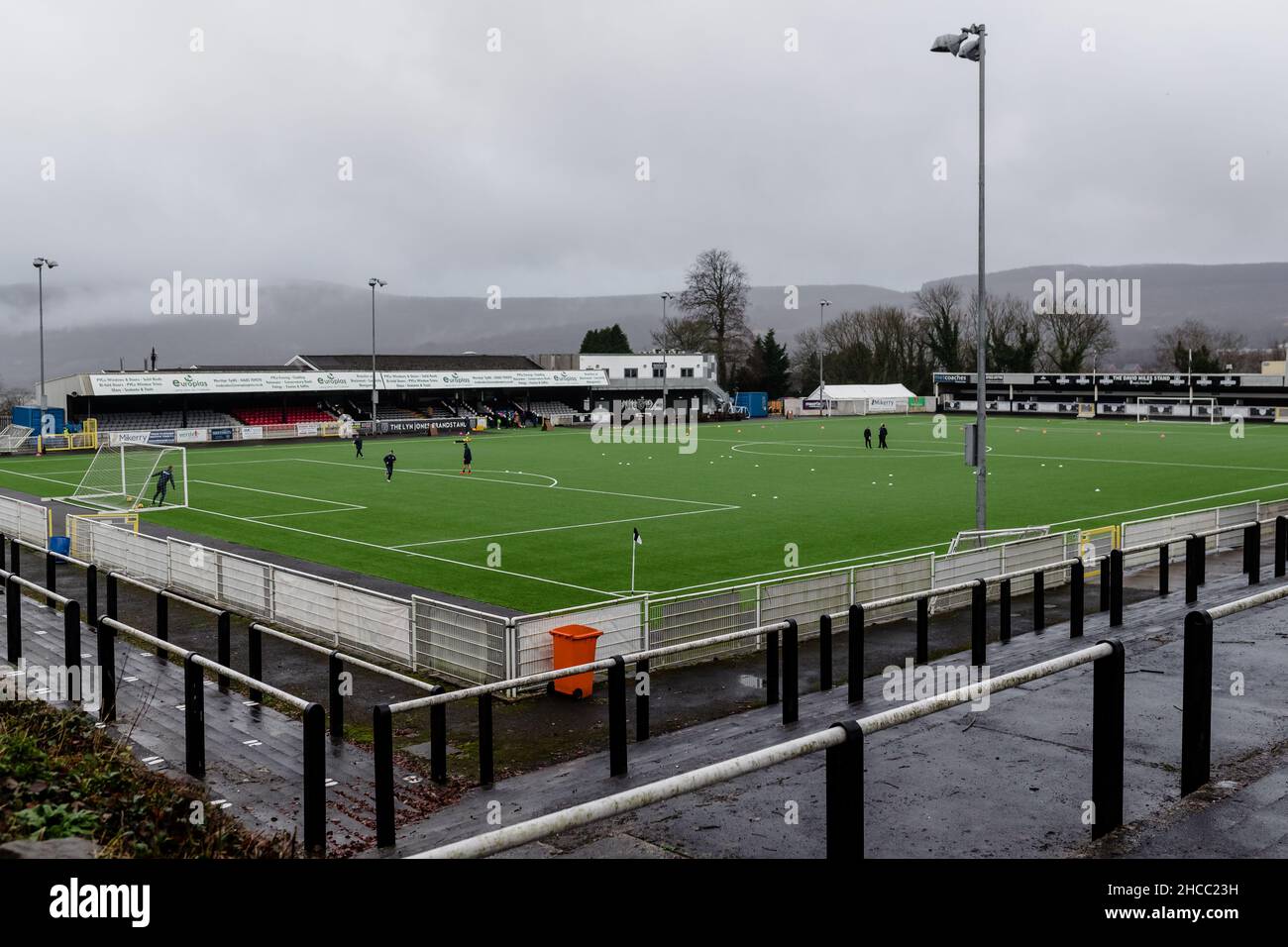 MERTHYR TYDFIL, WALES - 27. DEZEMBER 2021: Allgemeine Stadionübersicht vor der Southern League Premier Division South zwischen Merthyr Town FC und Yate Town FC im Penydarren Park Stadium. Das Spiel wird aufgrund der Covid-19-Pandemie hinter verschlossenen Türen gespielt. Merthyr Tydfil, Wales. Bildnachweis John Smith / Alamy Live News Stockfoto