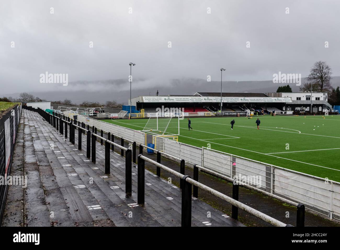 MERTHYR TYDFIL, WALES - 27. DEZEMBER 2021: Allgemeine Stadionübersicht vor der Southern League Premier Division South zwischen Merthyr Town FC und Yate Town FC im Penydarren Park Stadium. Das Spiel wird aufgrund der Covid-19-Pandemie hinter verschlossenen Türen gespielt. Merthyr Tydfil, Wales. Bildnachweis John Smith / Alamy Live News Stockfoto