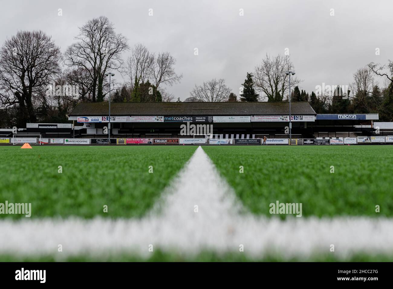 MERTHYR TYDFIL, WALES - 27. DEZEMBER 2021: Allgemeine Stadionübersicht vor der Southern League Premier Division South zwischen Merthyr Town FC und Yate Town FC im Penydarren Park Stadium. Das Spiel wird aufgrund der Covid-19-Pandemie hinter verschlossenen Türen gespielt. Merthyr Tydfil, Wales. Bildnachweis John Smith / Alamy Live News Stockfoto