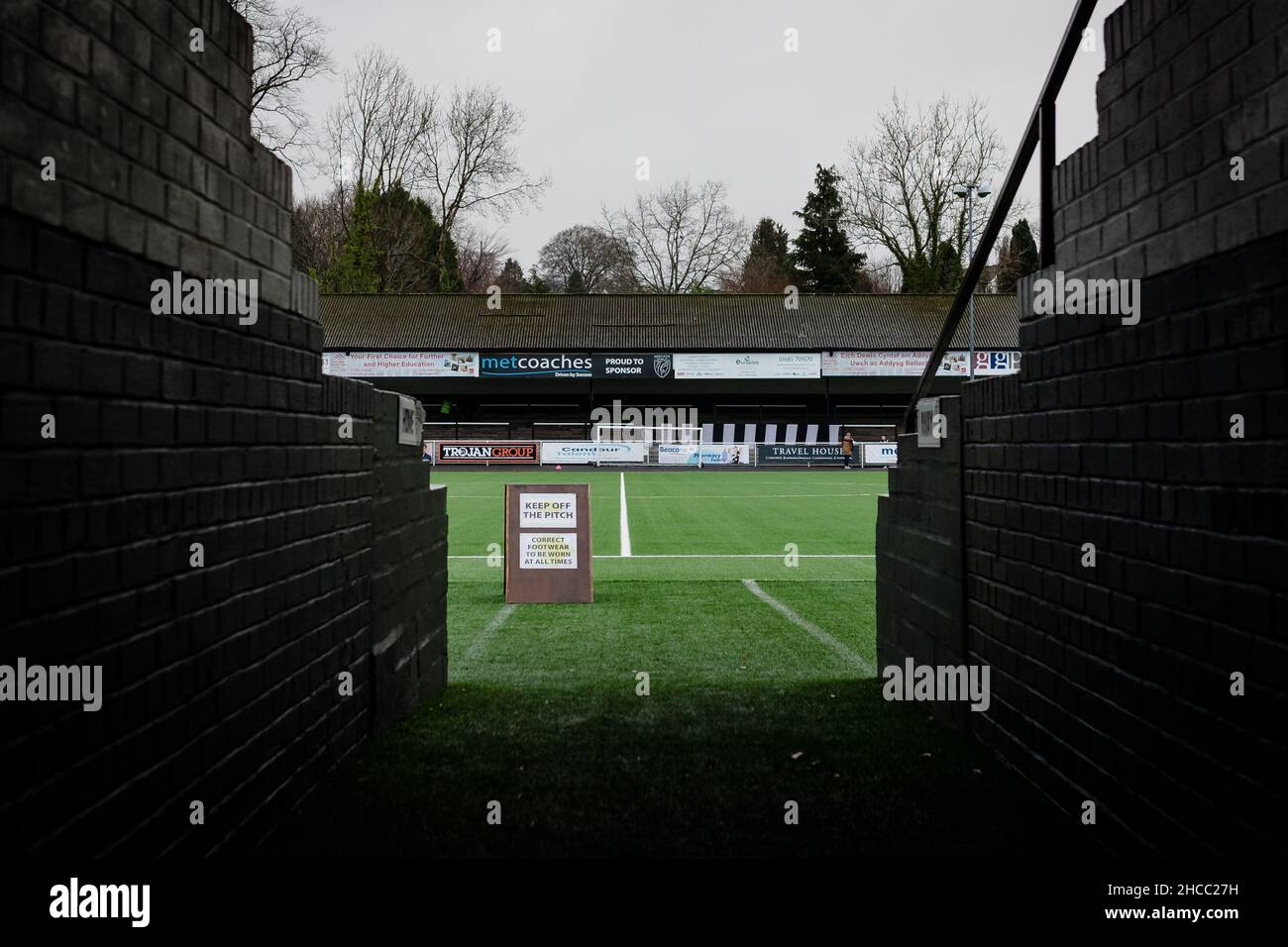 MERTHYR TYDFIL, WALES - 27. DEZEMBER 2021: Allgemeine Stadionübersicht vor der Southern League Premier Division South zwischen Merthyr Town FC und Yate Town FC im Penydarren Park Stadium. Das Spiel wird aufgrund der Covid-19-Pandemie hinter verschlossenen Türen gespielt. Merthyr Tydfil, Wales. Bildnachweis John Smith / Alamy Live News Stockfoto